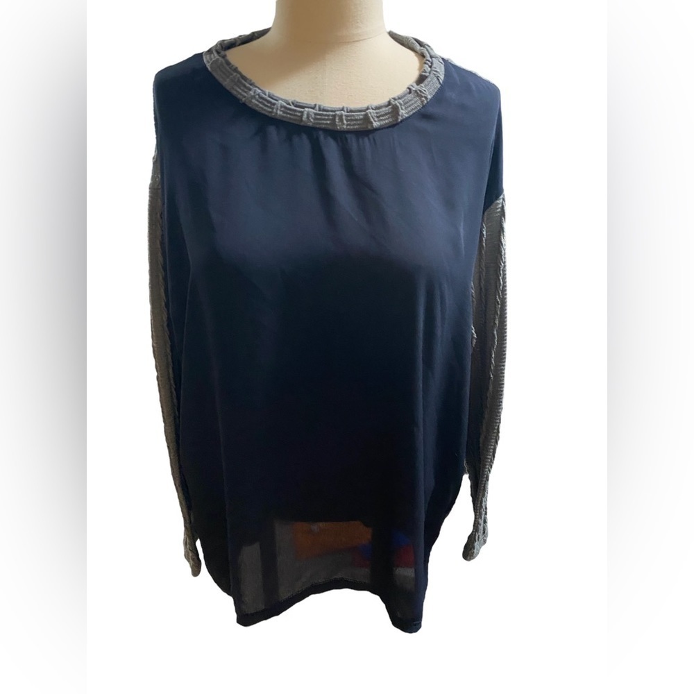 MAUR.A long sleeve gray and navy blue blouse-